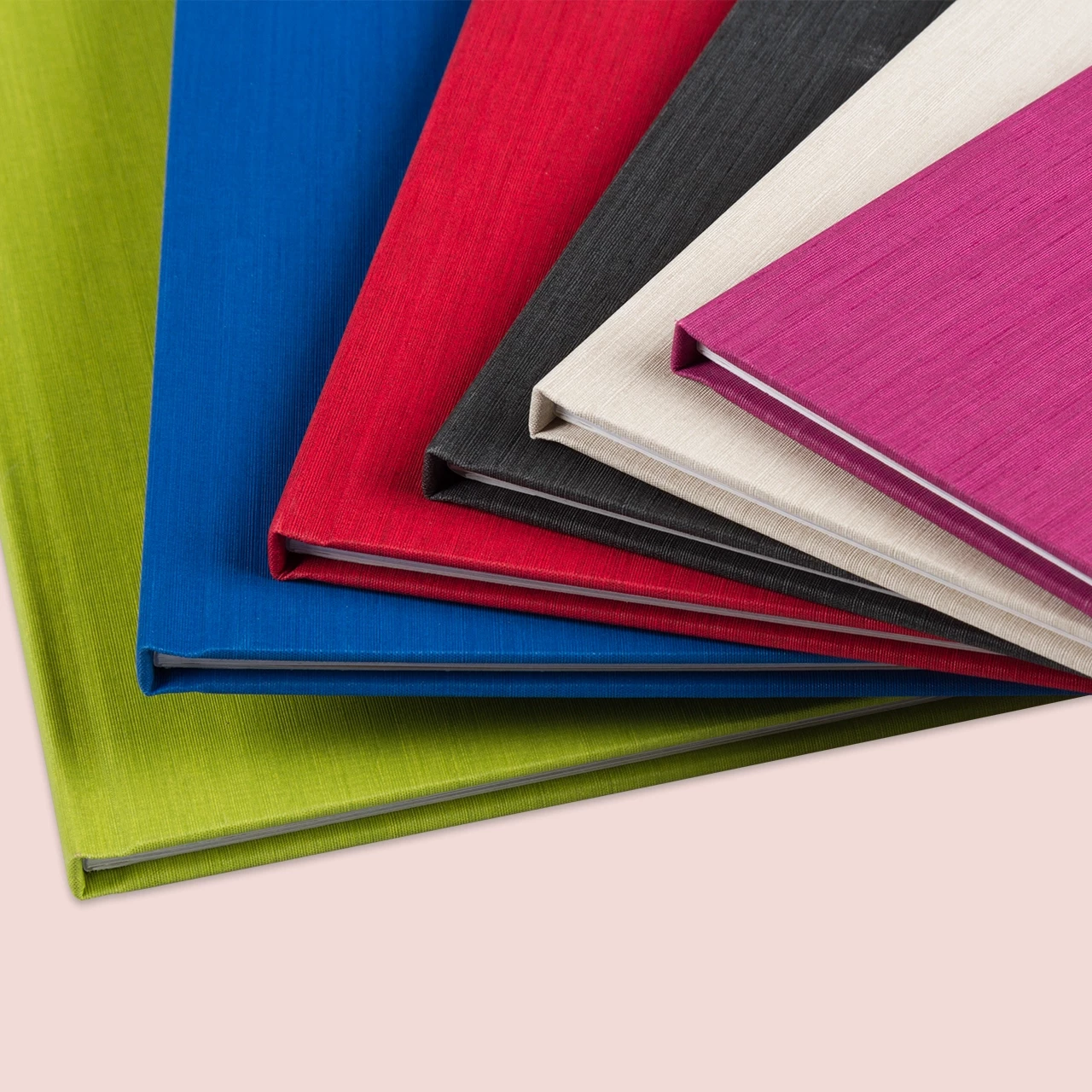 Fotobuch Leineneinband, erhältlich in 6 verschiedenen Farben Der Leineneinband Fotobuch ist erhältlich in den Farben grün, blau, weinrot, schwarz, beige und rot. Das hochwertige Leinencover liegt angenehm in der Hand.