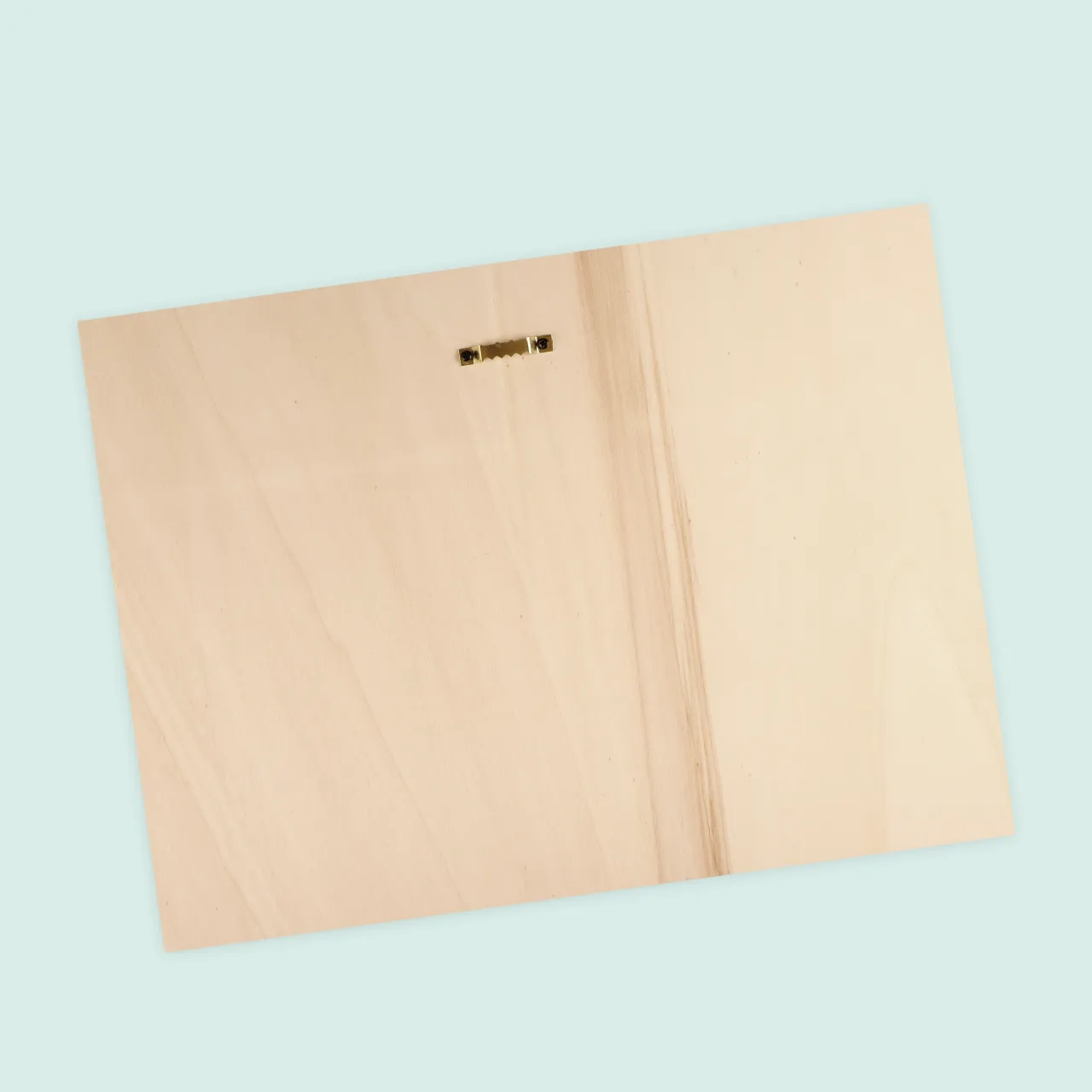 Foto auf Holz drucken, inklusive Haftblech und Abstandshalter Wenn ihr ein Foto auf Holz drucken lasst, erhaltet ihr ein Sorglos-Komplettpaket. Inklusive sind nämlich Haftblech und Abstandshalter für die optimale Installation.