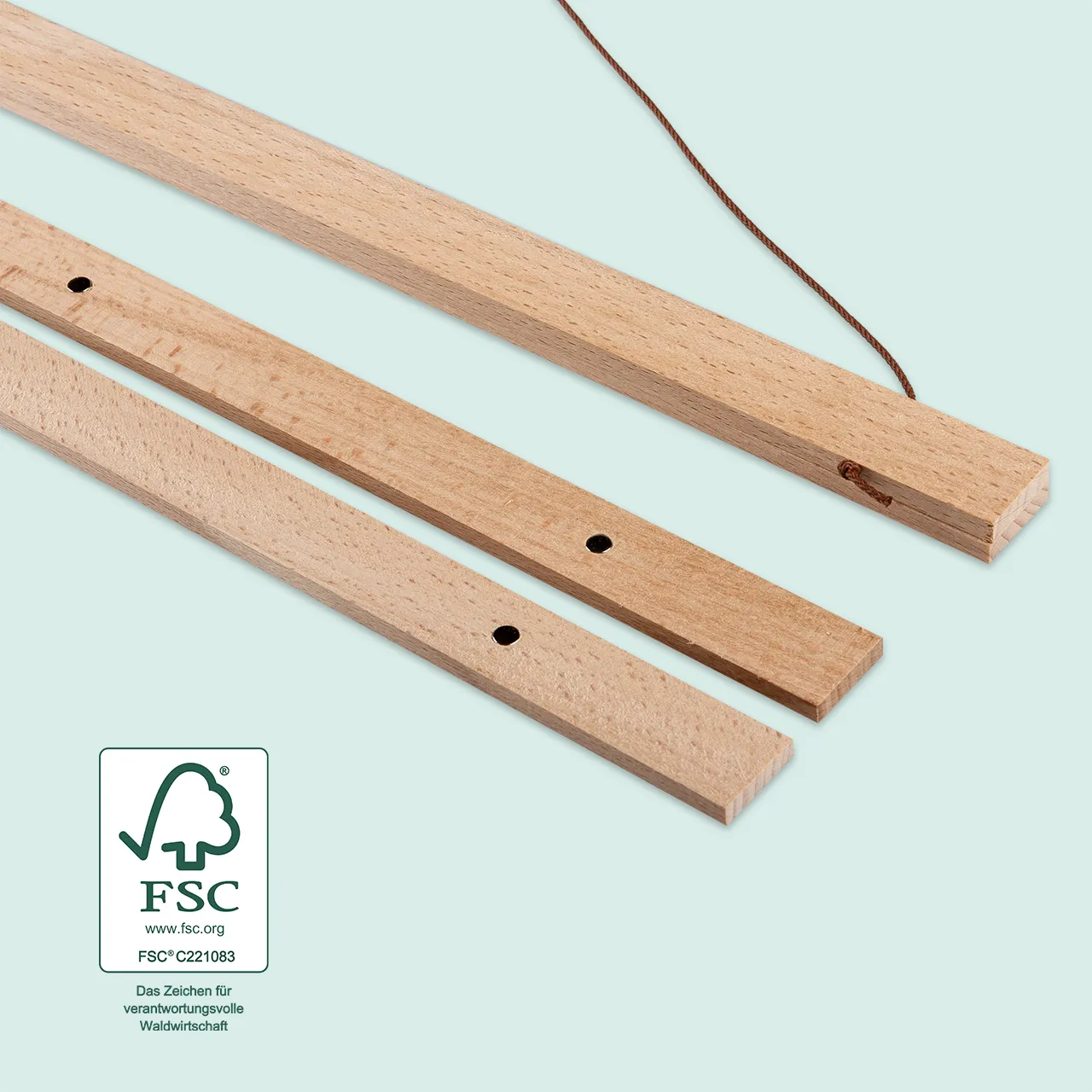 Posterhalter Holz, kleine Magnete, die als Halterung dienen Die Posterleiste ist ausgestattet mit kleinen Magneten, die für einen festen Halt sorgen. Die Leisten bestehen aus hochwertigem Buchenholz. Eine Kordel ist inklusive.