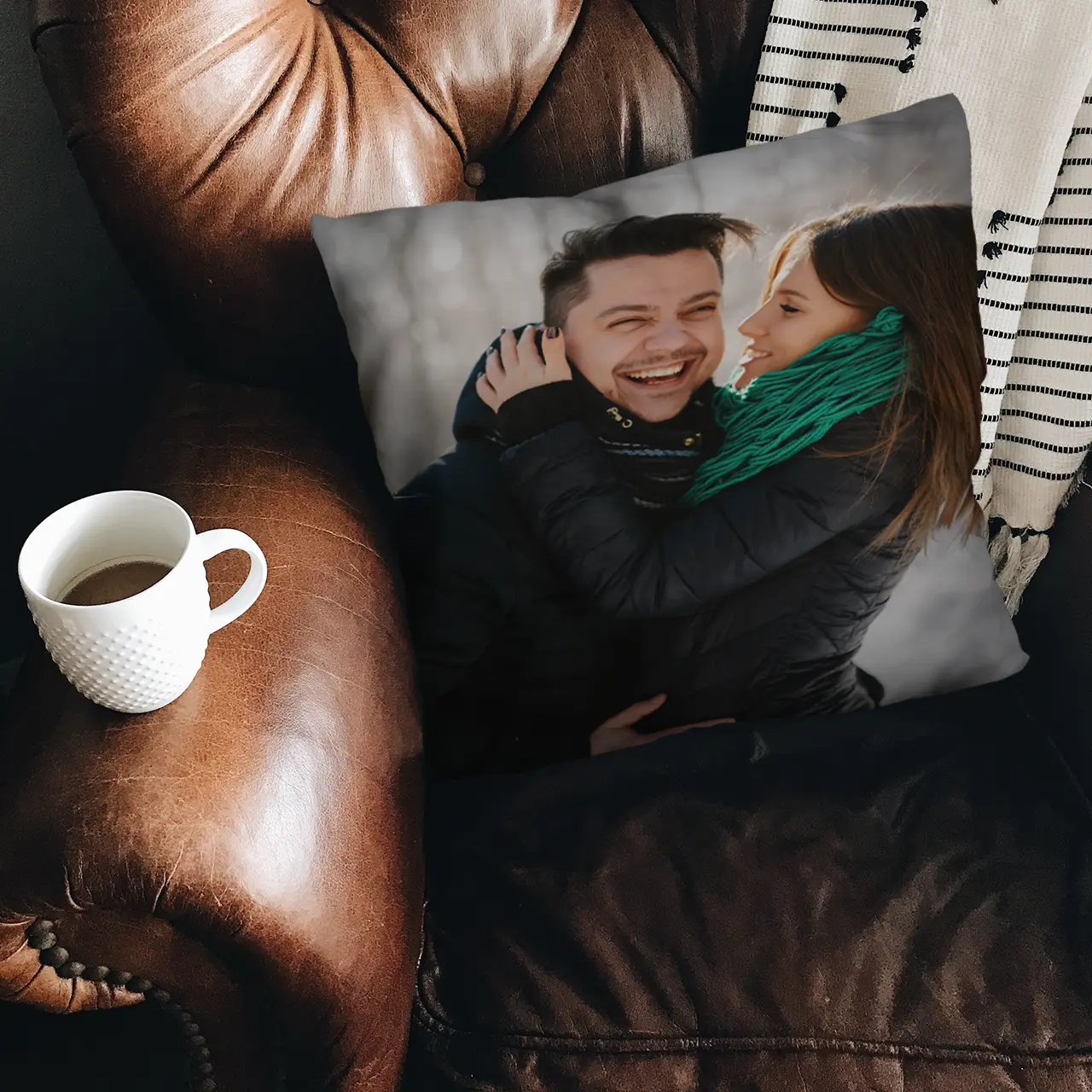 Kissen bedrucken, quadratisch, liebevolles Geschenk Selbst gestaltetes Kissen bedrucken lassen in der ROSSMANN Fotowelt. Ein Kissen mit euren romantischsten Momenten ist eine süße Möglichkeit, die Couch gemütlich zu dekorieren.