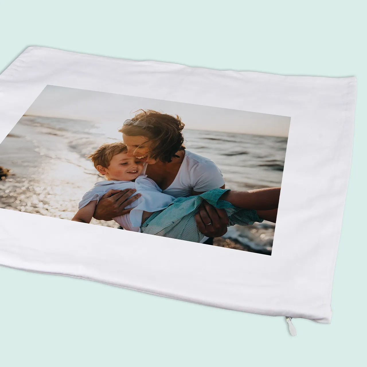 Kissen bedrucken lassen, waschfest und hautfreundlich Kissen bedrucken lassen in der ROSSMANN Fotowelt. Ein Kissen mit euren romantischsten Momenten ist eine süße Möglichkeit, die Couch gemütlich zu dekorieren.