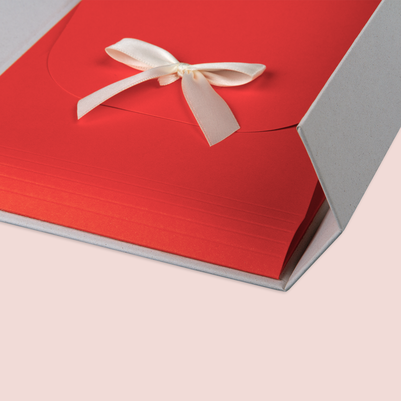 Geschenkschachtel, braun oder weiß mit passender Schleife Die Geschenkbox sieht dank der Schleife besonders edel aus. Außerdem lässt sich die freie Fläche individuell von euch beschriften und bemalen.