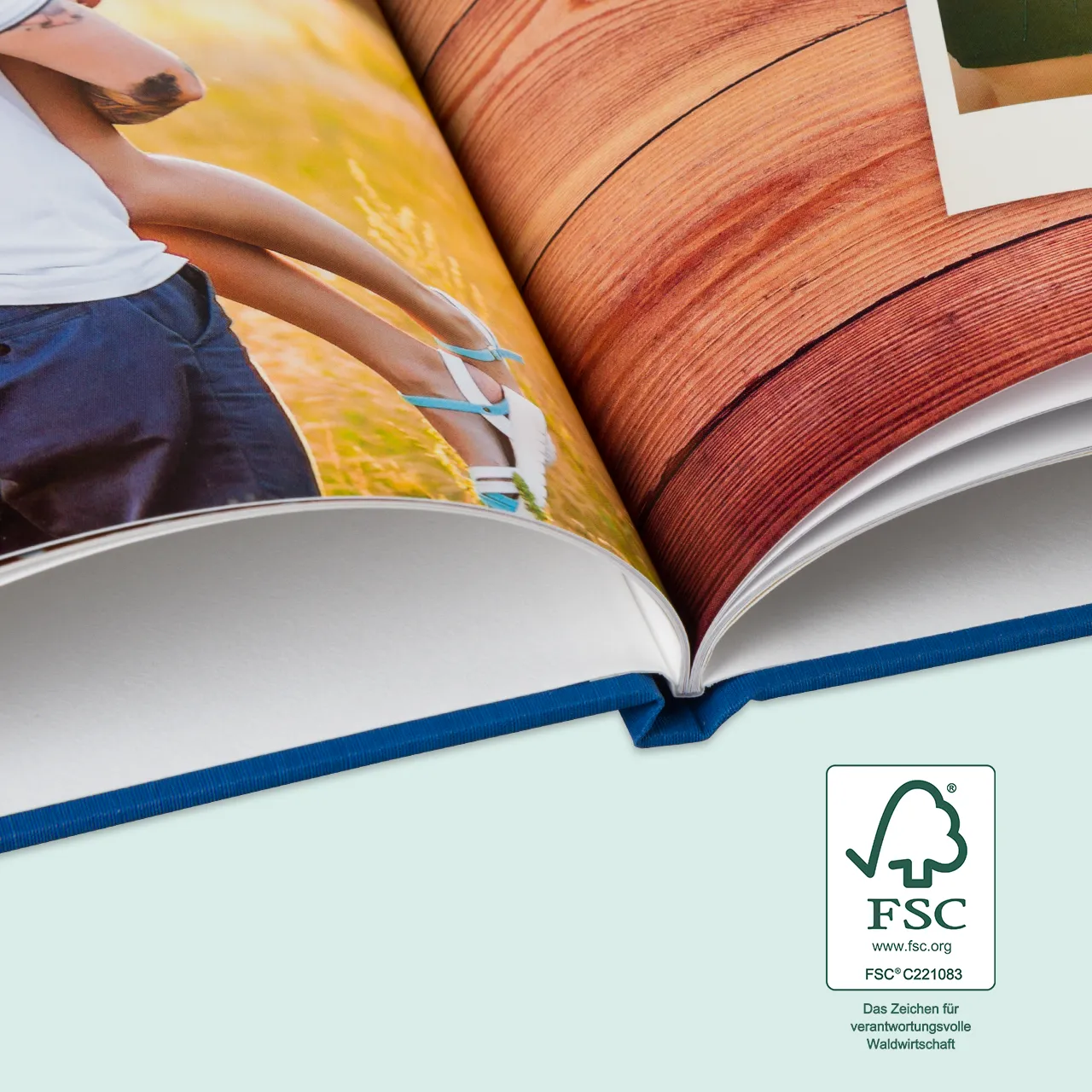 Mit dem Fotobuch Leineneinband könnt ihr ein besonders edles Fotoalbum gestalten. Die Rohstoffe für unsere Fotobücher stammen aus nachhaltiger Forstwirtschaft. Fotobuch Leinen, A4, Klebebindung mit Vorsatzpapier