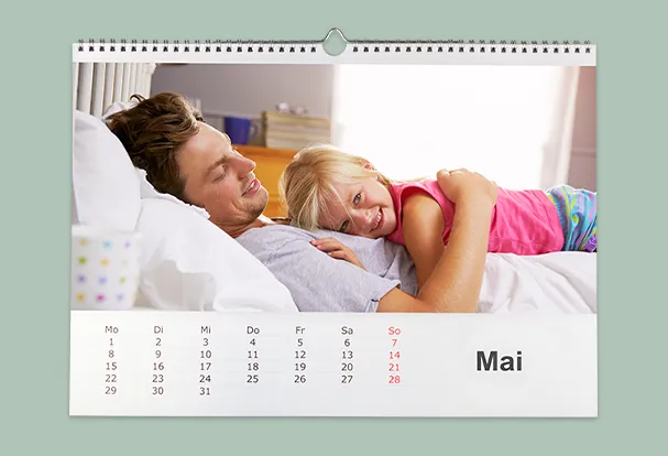 Personalisierte Fotocollage Familie erstellen und in der ROSSMANN Fotowelt den Goldkalender auswählen. So wird jeder Monat zu einem besonderen Ereignis.