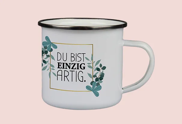 Eine Emaille-Tasse mit Foto und individuellem Text ist die perfekte Wahl, um Geschenke zu personalisieren und ein Statement beim nächsten Campingausflug zu setzen.