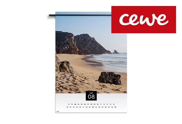 Ein Wandkalender zeigt ein Küstenfoto mit Strand, Felsen und Meer für den Monat August.