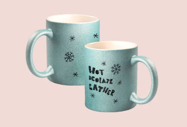 Gestaltet eure Glitzer-Tasse mit Text oder Design als einzigartiges Geschenk. So könnt ihr Geschenke personalisieren und Freude auf besondere Weise verbreiten.