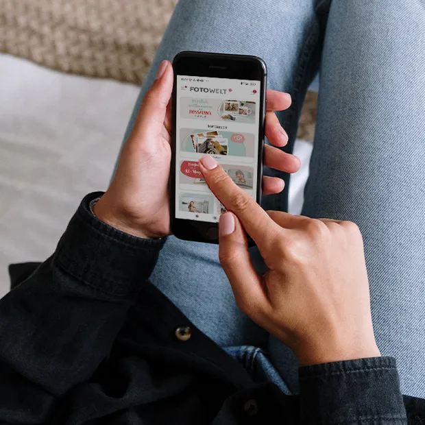 Die Fotobuch App von ROSSMANN ist einfach zu bedienen und absolut nutzerfreundlich. Ladet sie euch auf euer Handy herunter und probiert sie gleich einmal aus. 