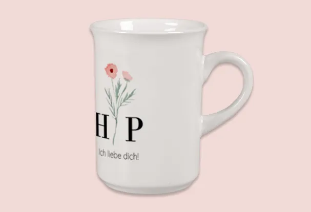 Diese elegante Tasse mit Initialen und liebevollen Details ist das ideale Geschenk, um Geschenke personalisieren und euren Liebsten eure Zuneigung zeigen zu können.