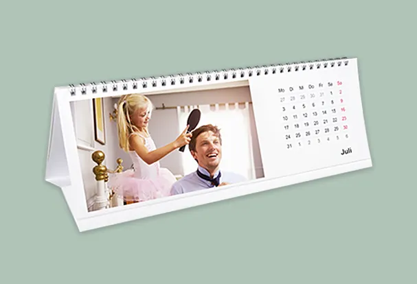 Kalender Fotogeschenk Familie jetzt selbst gestalten für den Schreibtisch. Ladet eure Fotos hoch und wählt den Startmonat aus. Jetzt loslegen.