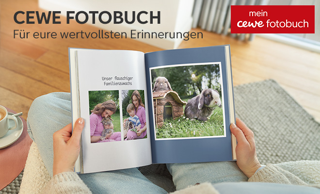 Eine Person betrachtet ein Fotobuch mit Bildern von Kaninchen und einer Familie mit Kind