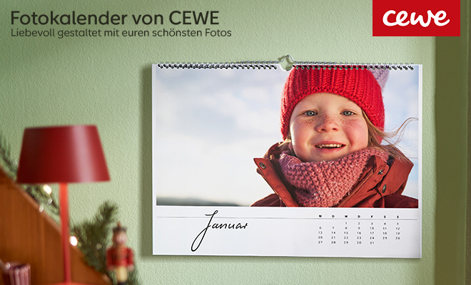 Ein Fotokalender an der Wand mit einem Kind in Winterkleidung für den Monat Januar.