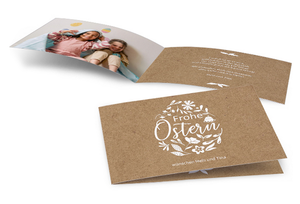 Klapp- und Echtfotokarte beidseitig gestaltbar, einzeln und als 10er-Set Verschiedene personalisierte Grußkarten mit Familienmotiven auf einem hellen Holztisch. Gestaltet hier Karten mit euren Fotos!