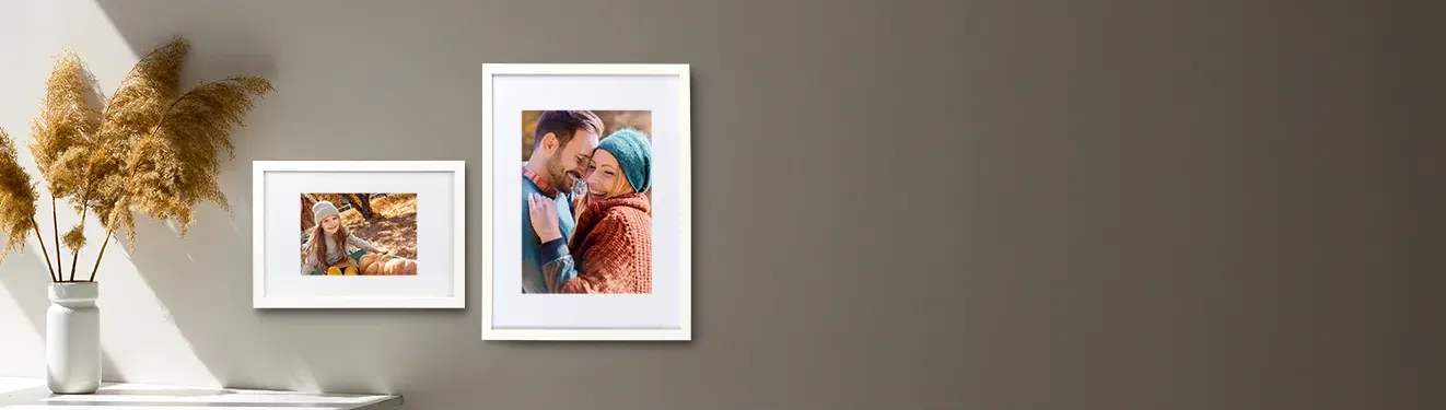 Eure Fotos als gerahmtes HD-Poster Diese HD-Poster sind im schwarzen und weißen Rahmen erhältlich. Lasst Erinnerungen in brillanten Farben und Größen drucken.