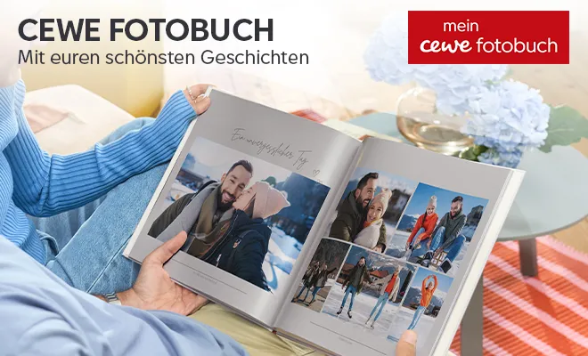 Fotobuch von CEWE Personalisiertes Fotobuch mit Familienbildern, aufgeschlagen in Händen gehalten.