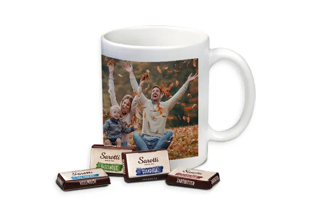 mit Foto gestaltete Tasse, befüllte mit Schokolade Tasse als besonderes Geschenk mit Schokolade befüllt bestellen und verschenken. Hochwertige Tasse mit Foto gestalten und in der ROSSMANN Fotowelt bestellen.