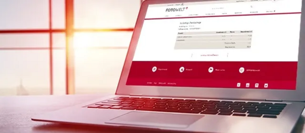 Datenschutzerklärung der ROSSMANN Fotowelt Website lesen Laptop-Bildschirm zeigt die ROSSMANN Fotowelt-Webseite. Hier weiterlesen, um Informationen zur Datenschutzerklärung unserer Website zu erhalten.