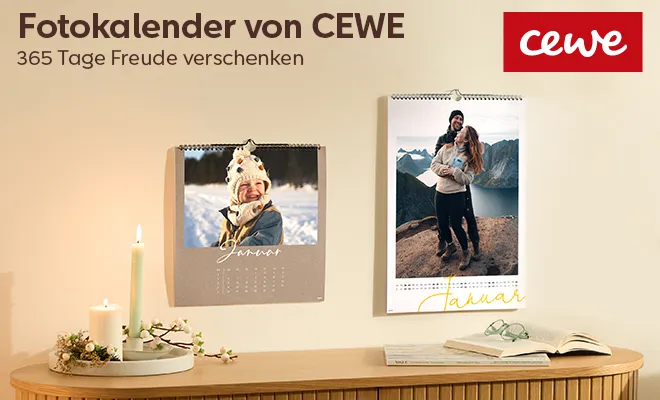 Entdecke hier mehr zu den CEWE Fotokalendern CEWEFotokalender - 2 Kalender hängen an der Wand über einem weihnachtlich dekoriertem Sideboard. Winterliche Motive sind auf den Kalenderblättern zu sehen.