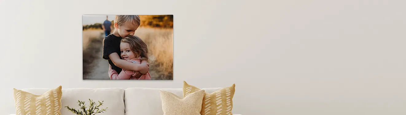 Hochwertige Fotoleinwand mit Foto online bestellen, Größenauswahl Eine große, an der Wand hängende Leinwand mit einem persönlichen Lieblingsmotiv. Jetzt in der ROSSMANN Fotowelt gestalten!