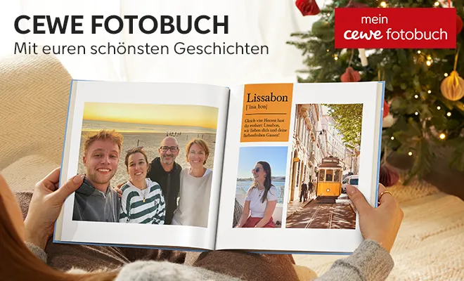 Fotobuch gestalten für eure schönsten Erinnerungen Geöffnetes Fotobuch mit Urlaubsfotos, Collage verschiedener Urlaubsfotos.