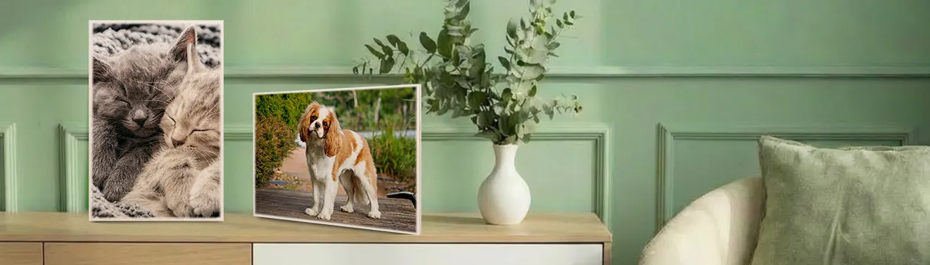 Holz Foto online bestellen, Format- und Größenauswahl Zwei auf Holz gedruckte Fotos mit Familienmotiven als natürliche, rustikale Dekoration.
