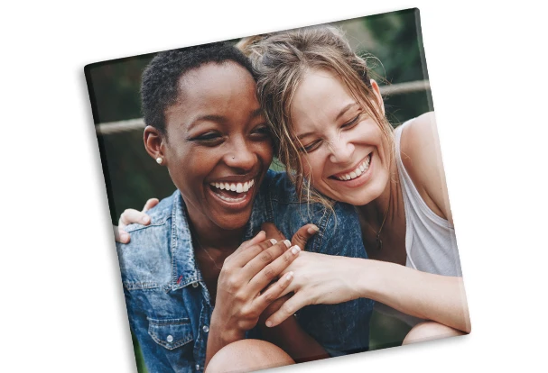 Hochwertige Fotoleinwand mit Foto online bestellen, Größenauswahl Eine große, an der Wand hängende Leinwand mit einem persönlichen Lieblingsmotiv. Jetzt in der ROSSMANN Fotowelt gestalten!