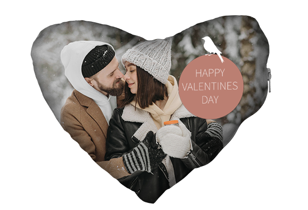 Herzförmiges Kissen, personalisierbar mit Foto, Text & Design Das Herzkissen aus der ROSSMANN Foto Kollektion bringt mit persönlichem Bild und Text eine Extraportion Liebe ins Zuhause.