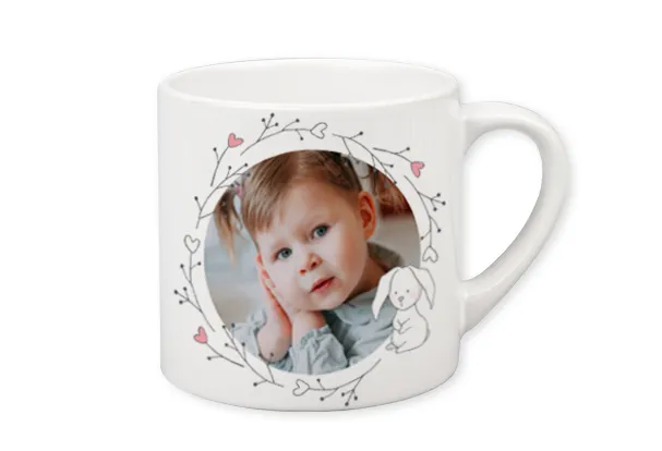 Kinderbecher bedrucken mit Foto und Namen, Keramik Individuelle Kindertasse bedrucken mit niedlichen Designs und Namen in der ROSSMANN Fotowelt. Die Kindertasse ist frei von Schadstoffen, lebensmitteltauglich und vegan, 150 ml, perfekt für kleine Hände.
