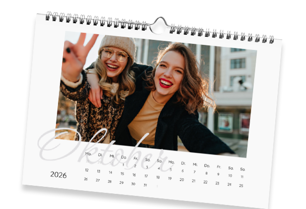 Hochwertiger Foto Wandkalender für eure schönsten Momente Lasst euren Wandkalender hier drucken und auf echtem Fotopapier ausbelichten. Monat für Monat könnt ihr eure schönsten Erinnerungen aufleben lassen.