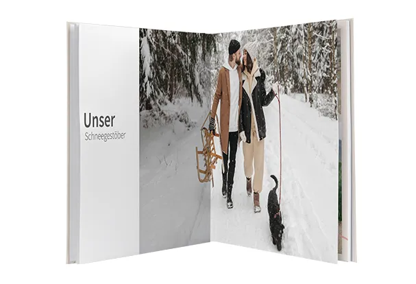 Fotobuch erstellen, Varianten- & Formatauswahl Abgebildet ist ein geöffnetes Fotobuch mit persönlichen Fotos. Sammelt eure schönsten Erinnerungen in einem ROSSMANN Fotobuch.
