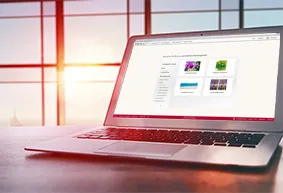 Antworten auf Fragen zur Software erhalten Laptop mit der geöffneten ROSSMANN Fotowelt-Software zeigt Auswahlmöglichkeiten für personalisierte Fotoprodukte.