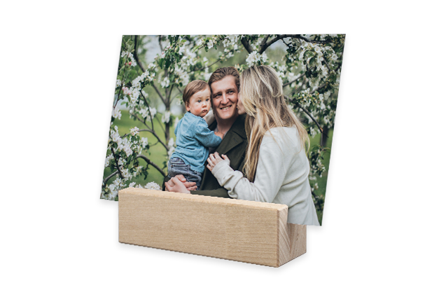 Kartenhalter Holz, robust und zeitlos und hochwertig Der Fotoständer der ROSSMANN Fotowelt kann aus verschiedenen Materialien sein. Wählt zwischen Paulownia-Holz, Birken-Holz und massivem Holz euren Favoriten.