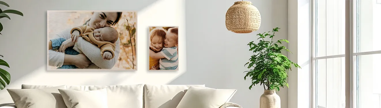 Holz Foto online bestellen, Format- und Größenauswahl Zwei auf Holz gedruckte Fotos mit Familienmotiven als natürliche, rustikale Dekoration.