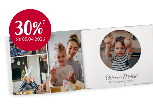 Fotobuch mit euren Fotos online bestellen Ein aufgeschlagenes Fotobuch mit fröhlichen Momentaufnahmen. Haltet eure schönsten Fotos in einem Fotobuch fest.