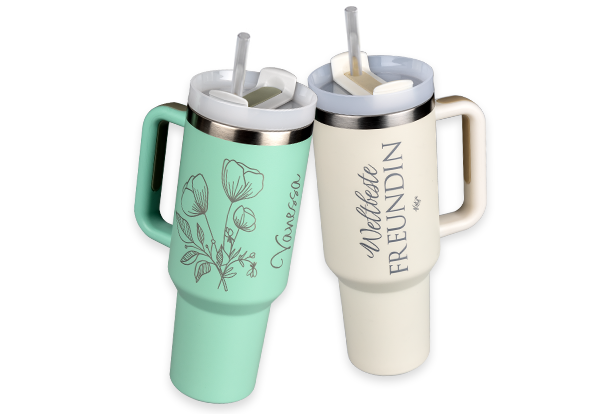 Großer Thermobecher mit personalisierbarem Design Zwei XXL Thermobecher mit Deckel, Strohhalm und Henkel. In der ROSSMANN Fotowelt individuell mit Text und Grafiken gravierbar.