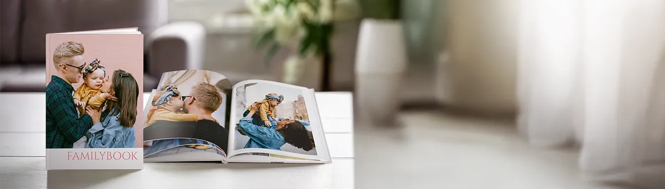 Fotobuch mit euren Fotos online bestellen Ein aufgeschlagenes Fotobuch mit fröhlichen Momentaufnahmen. Haltet eure schönsten Fotos in einem Fotobuch fest.