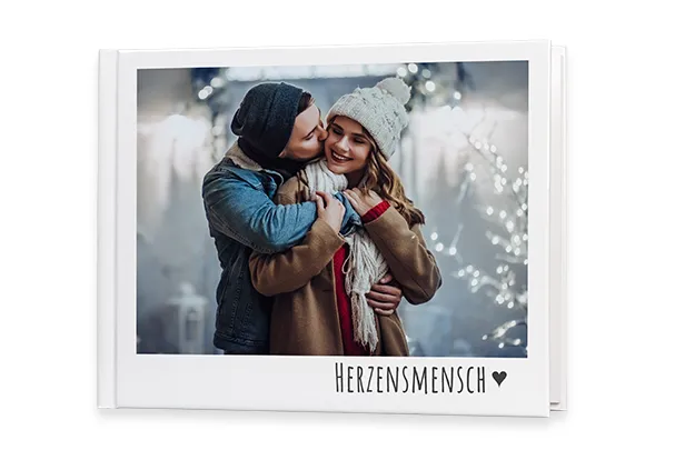 Individuelles Fotobuch mit Hardcover gestalten Personalisiertes ROSSMANN Fotobuch mit stabilem Hardcover und eigenem Design, ideal zum Festhalten besonderer Erinnerungen.