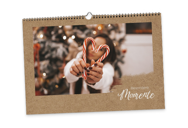 Hochwertiger Foto Wandkalender für eure schönsten Momente Lasst euren Wandkalender hier drucken und auf echtem Fotopapier ausbelichten. Monat für Monat könnt ihr eure schönsten Erinnerungen aufleben lassen.