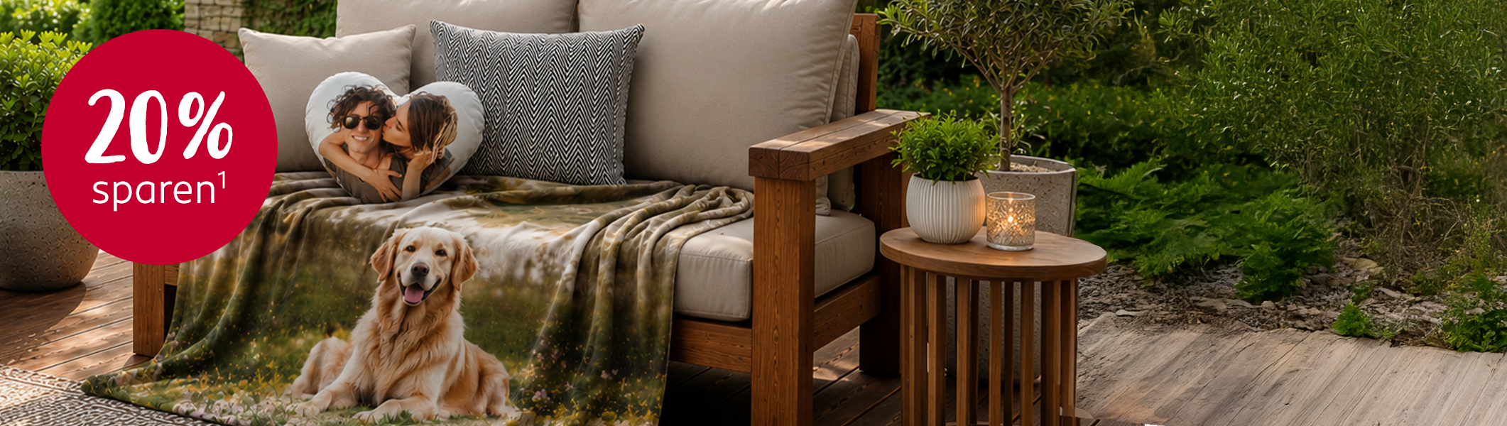 Produkte des Monats Kuscheldecke & Herzkissen individuell gestalten und damit dekorieren. Produkte des Monats Kuscheldecke & Herzkissen gemütlich auf einer Terrasse platziert.