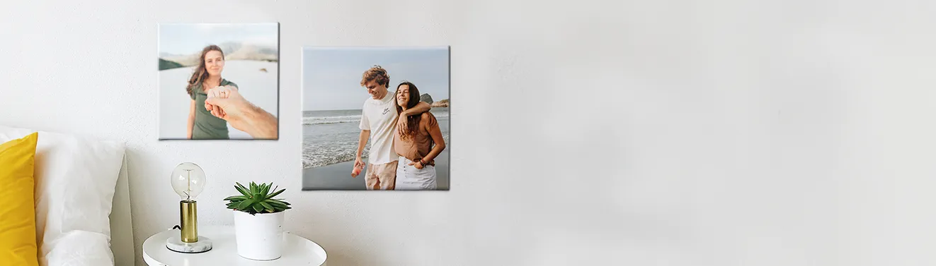 Fotoleinwand mit Urlaubsfoto gestalten – gemeinsame Erinnerungen stilvoll präsentieren Fotoleinwände mit Urlaubsmotiven eines Paares, dekorativ an einer Wand arrangiert