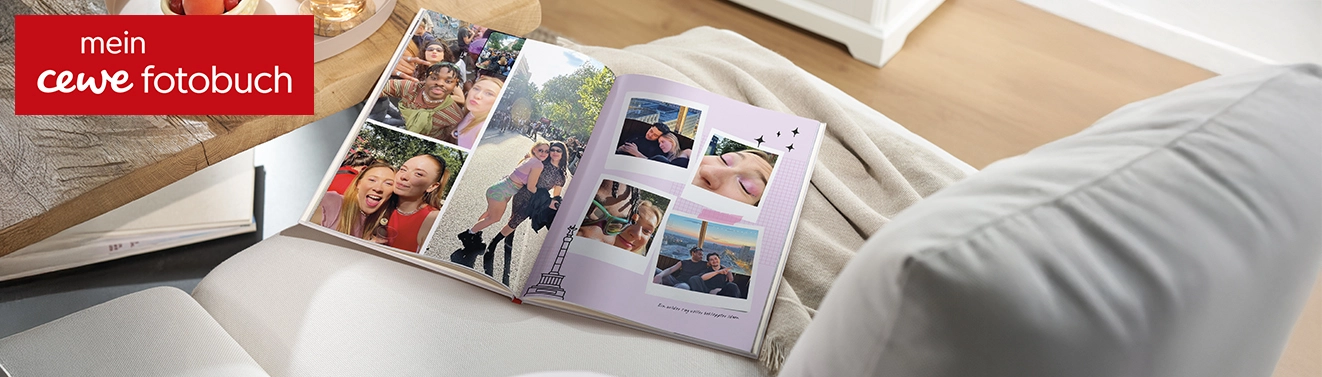 CEWE Fotobuch gestalten und Erinnerungen festhalten CEWE Fotobuch mit persönlichen Erinnerungsfotos aufgeschlagen auf einem Sessel
