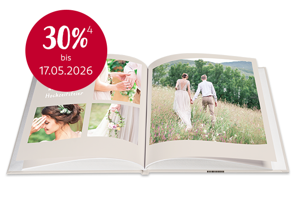 Romantische Hochzeitsmomente im persönlichen Fotobuch verewigen Geöffnete Seiten eines Hochzeitsfotobuchs mit emotionalen Momenten des Brautpaars