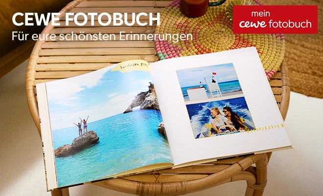 Fotobuch von CEWE Personalisiertes Fotobuch liegt auf einem Holztisch.
