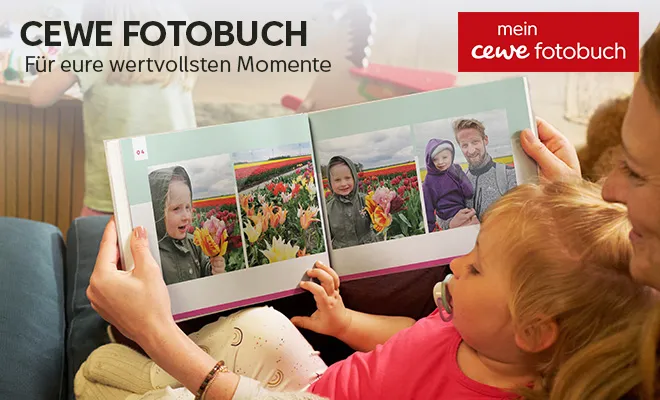 Fotobuch von CEWE Personalisiertes Fotobuch liegt auf einem Holztisch.