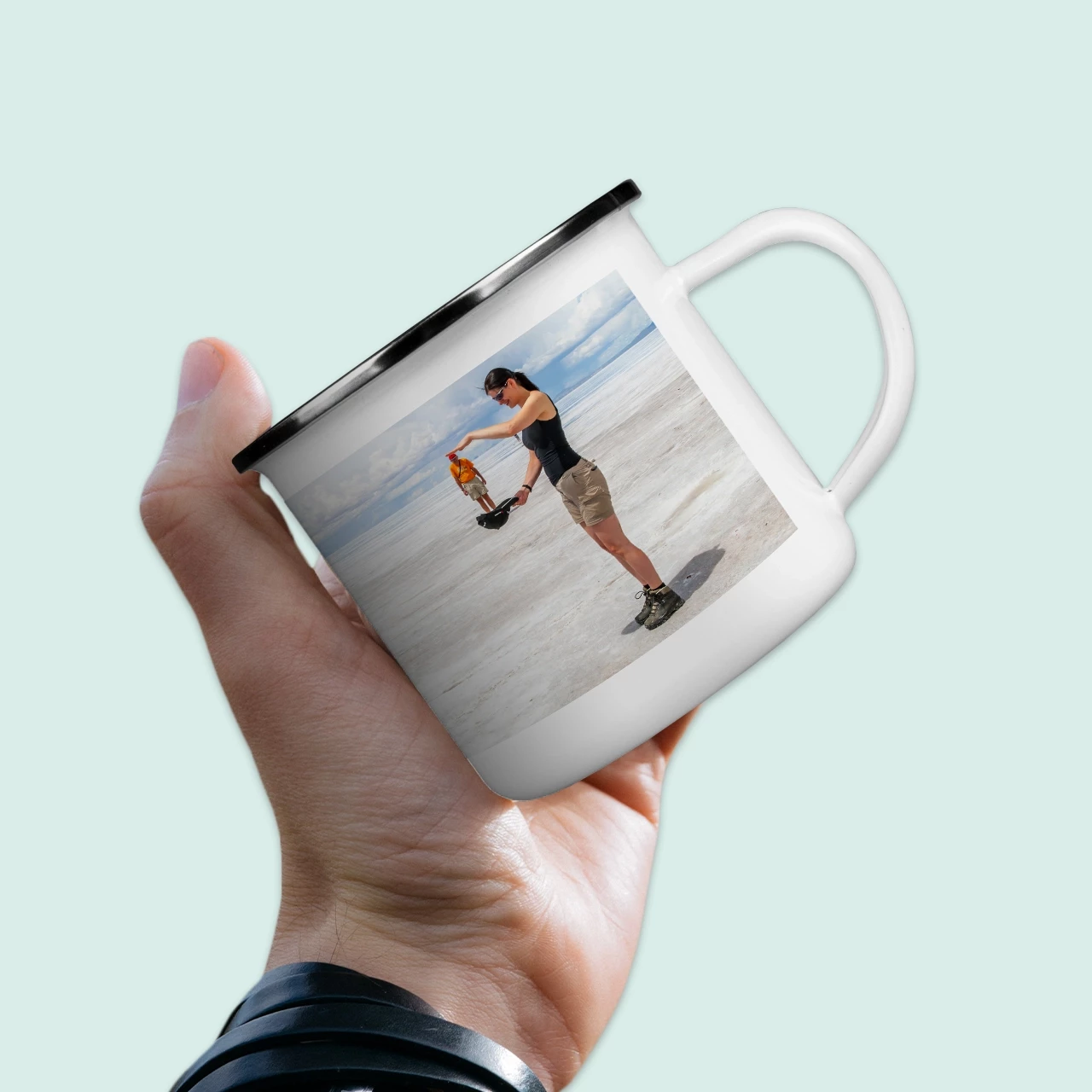 Emaille-Tasse gestalten mit euren Lieblingsbildern als Erinnerungsstück oder persönliches Geschenk. Die Emaille-Tasse ist spülmaschinengeeignet, Handwäsche wird empfohlen.