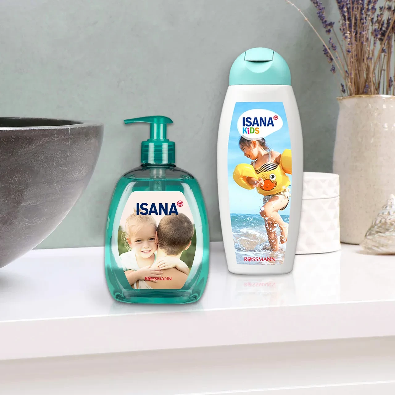 Mit einem personalisierten Shampoo oder Duschgel aus unserer ISANA Kids Reihe macht Baden und Duschen gleich noch mehr Spaß mit der ROSSMANN Fotowelt.