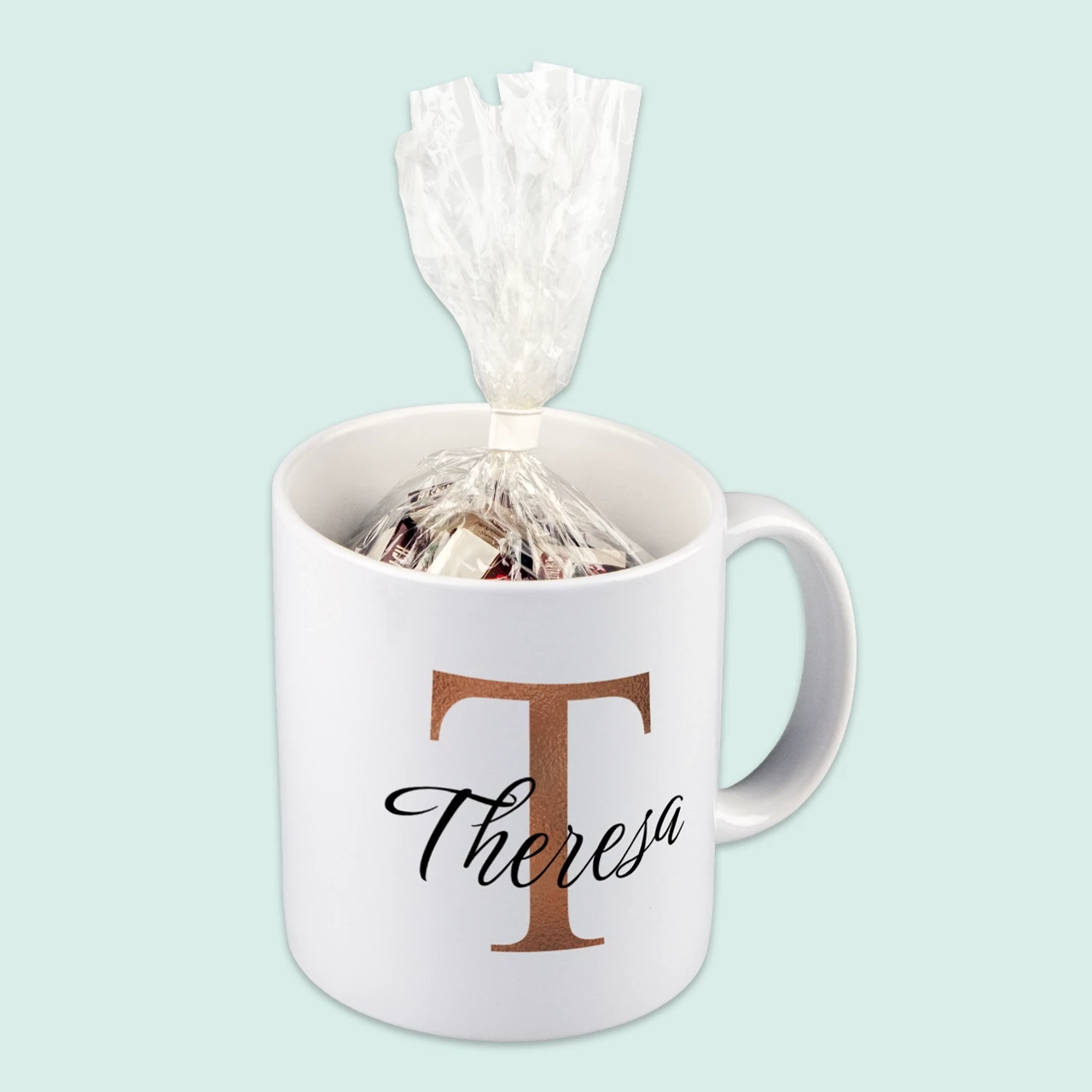 Ihr könnt nicht nur eine Tasse mit Foto bedrucken lassen, sondern die Tasse gleich als besonderes Geschenk mit Schokolade befüllt bestellen und verschenken.