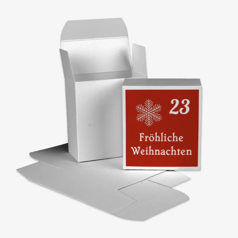 Die Boxen eures Adventskalenders zum Befüllen lassen sich mit nur wenigen Handgriffen auffalten und können anschließend mit euren Foto- und Textstickern beklebt werden.