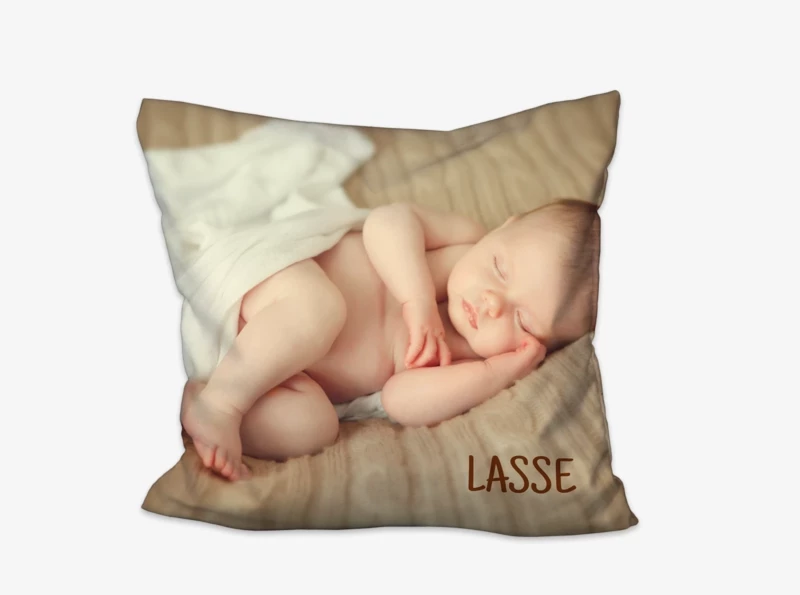 Lasst euer Kirschkernkissen mit einem Baby-Foto und Namen individuell bedrucken. Ein ideales Geschenk, um einen neuen Erdenbürger willkommen zu heißen.