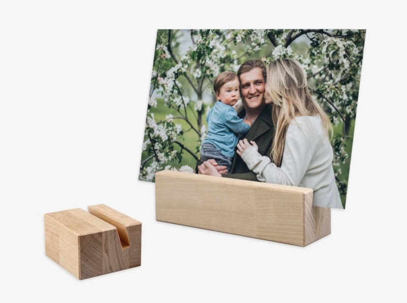 Der Fotoständer der ROSSMANN Fotowelt kann aus verschiedenen Materialien sein. Wählt zwischen Paulownia-Holz, Birken-Holz und massivem Holz euren Favoriten.